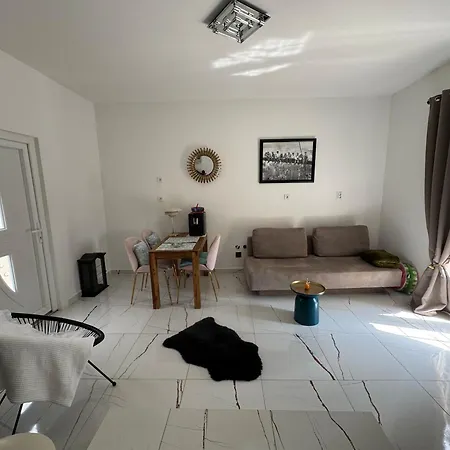 Apartment South Side, *